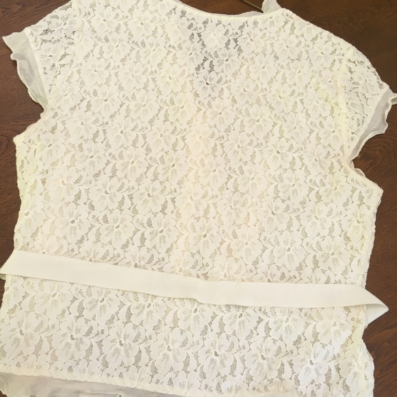 Banana Republic lacy blouse, Lg.  The spandex allows give. Optional belt. Sweet. - Picture 4 of 4
